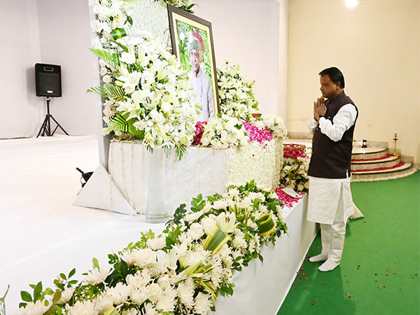 Odisha CM Mohan Charan Majhi paid tributes to Daulal Vaishnaw (Photo/ANI)
