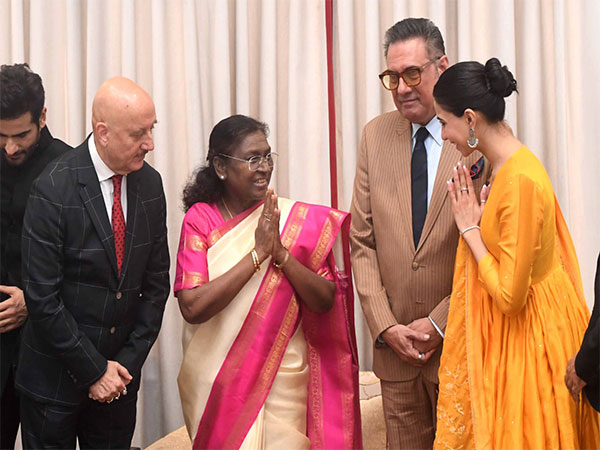 Karan Tacker, Anupam Kher, President Droupadi Murmu, Boman Irani, Shubhangi (Image source: Anupam Kher's team)