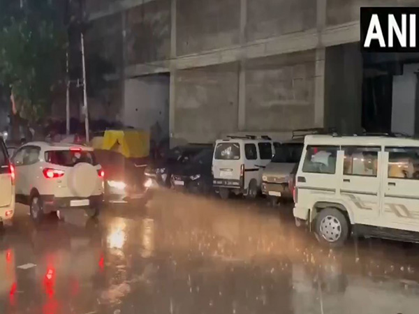 Rain lashes several parts of Srinagar city (Photo/ANI)