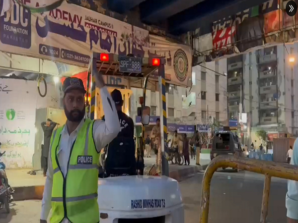 A traffic police officer regulating the traffic of Karachi (Image: X/@Khitrafficpol) A traffic police officer regulating the traffic of Karachi (Image: X/@Khitrafficpol)