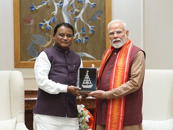 Prime Minister Narendra Modi (right) and Odisha Chief Minister Mohan Charan Majhi  (left) (Photo/X@PMOIndia)