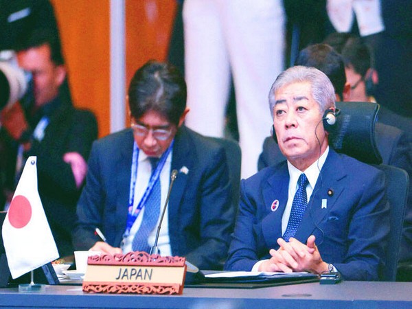 Japanese Minister of Foreign Affairs Takeshi Iwaya, right, attends the 15th East Asia Summit Foreign Ministers’ Meeting in Kuala Lumpur on Friday (Photo/Reuters) Japanese Minister of Foreign Affairs Takeshi Iwaya, right, attends the 15th East Asia Summit Foreign Ministers’ Meeting in Kuala Lumpur on Friday (Photo/Reuters)