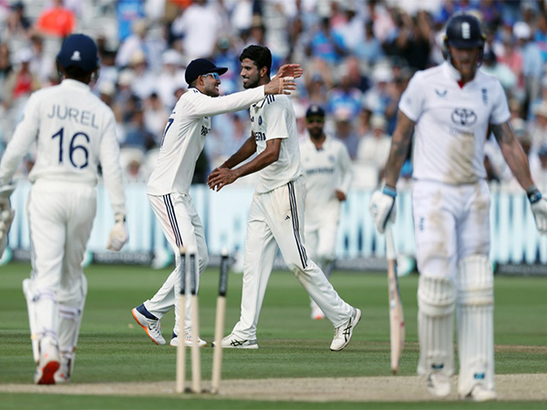 Shubman Gill embracing Washington Sundar (Photo: @BCCI/X) 