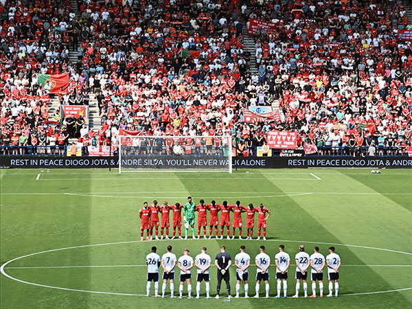 A moment of silence observed at the stadium. (Photo: @LFC X)