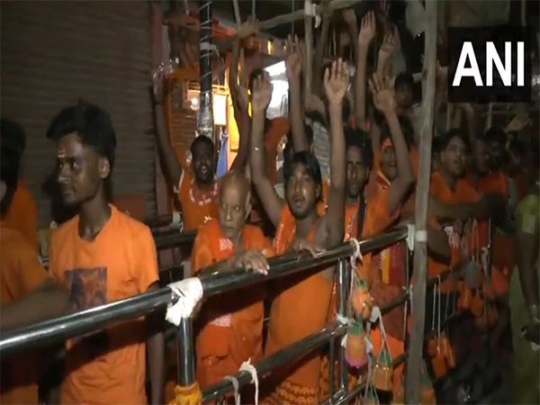 Devotees queue up at Varanasi's Kashi Vishwanath Temple  (Photo/ANI)