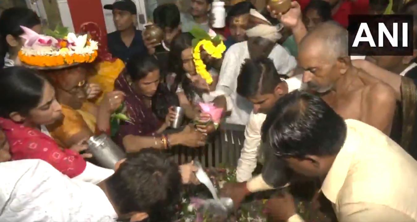 Devotees performing puja in Shiva temple (Photo/ANI)