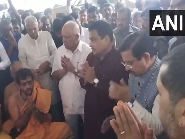 Union Minister Nitin Gadkari inaugurates Kalasavalli–Ambargondlu Bridge in Karnataka (Photo/ANI)