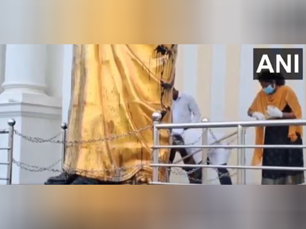 Unidentified miscreants vandalise former Tamil Nadu CM Karunanidhi's statue in Salem (Photo/ANI)