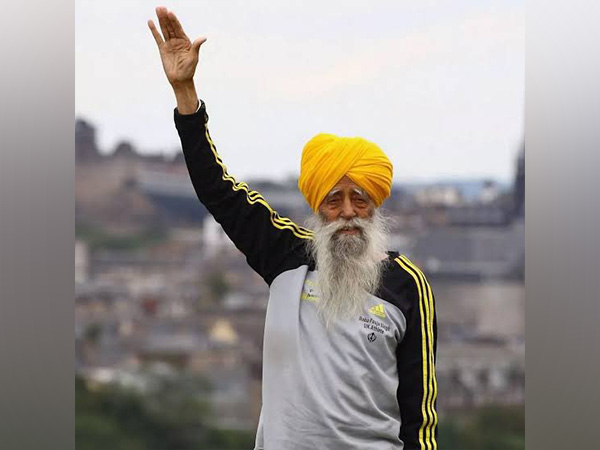 Fauja Singh (Photo: X/@kharge)