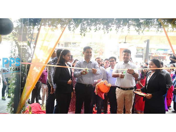 Baneswar Banerjee, President & NSH, Mahindra, Deepak Sinha, NSH & Service Delivery, Mahindra EV and senior officials inaugurated PPS Mahindra showroom at Kanakapura Road, Bengaluru