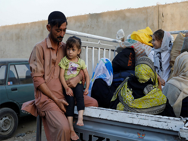 Afghan families arrive at a border crossing in 2025, as the UN raises alarm over the return of 1.3 million people and calls for urgent global support (Source: Reuters)