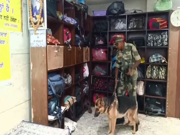 Dog squad launches check at Golden Temple (Photo/ANI) Dog squad launches check at Golden Temple (Photo/ANI)