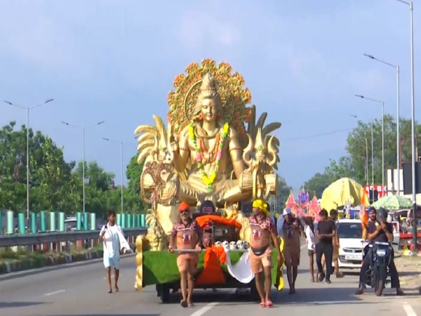 Kanwad Yatris from Gurugram carry approx 800-1,000 kg Golden Shiva (Photo/ANI) Kanwad Yatris from Gurugram carry approx 800-1,000 kg Golden Shiva (Photo/ANI)