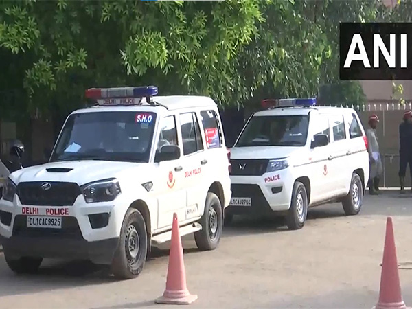 Delhi police deployed outside Vasant Valley School in Vasant Kunj (Photo/ANI)
