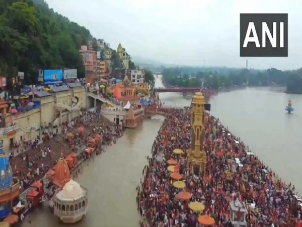 Large number of devotees gather at Har ki Pauri to collect holy water (Photo/ANI)