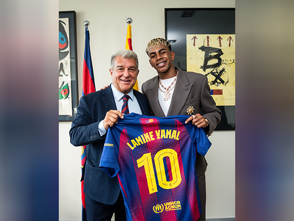 Yamal receiving his new shirt from club president president Joan Laporta. (Photo: @FCBarcelona X)
