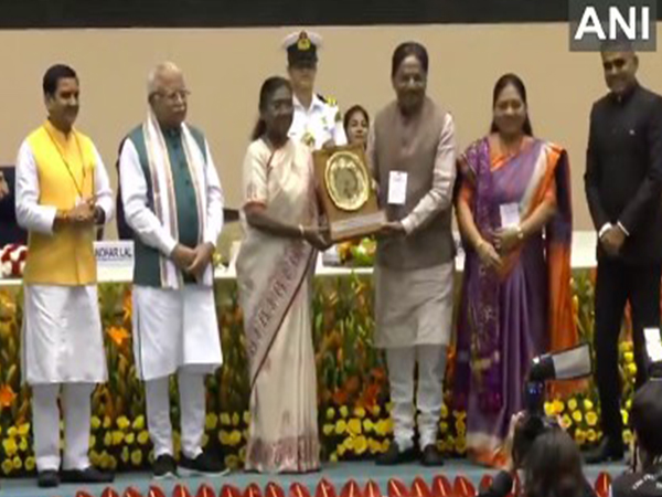 Gujarat Minister Rushikesh Patel receiving Swachh Survekshan awards on behalf of state (Photo/ANI)