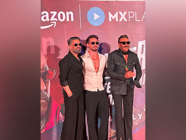 Actors Suniel Shetty, Tiger Shroff and Jackie Shroff (Image source: Show's team)