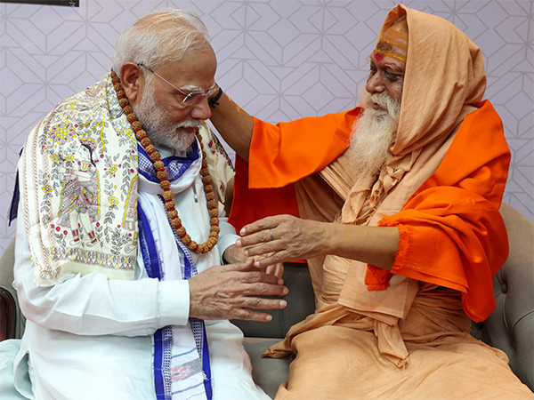 Prime Minister Narendra Modi (left) with  Swami Shakti Sharananand Saraswati Ji Maharaj  (Photo/X @narendramodi)
