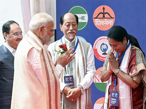 Prime Minister Narendra Modi (L) and Delhi Chief Minister Rekha Gupta (R) (File Photo/ANI)
