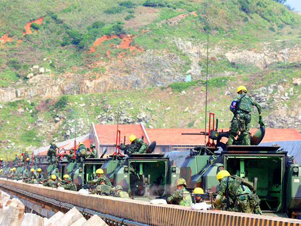 Troops at a defensive installation in Lienchiang County’s Dongyin Island conduct joint fire strike operations during the annual Han Kuang exercises(Photo/Central News Agency of Taiwan (CNA)) Troops at a defensive installation in Lienchiang County’s Dongyin Island conduct joint fire strike operations during the annual Han Kuang exercises(Photo/Central News Agency of Taiwan (CNA))