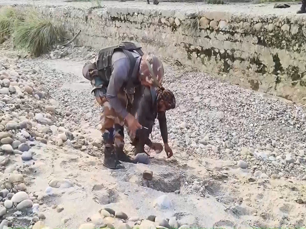 Bomb disposal teams defuse rusted mortar (Photo/ANI)