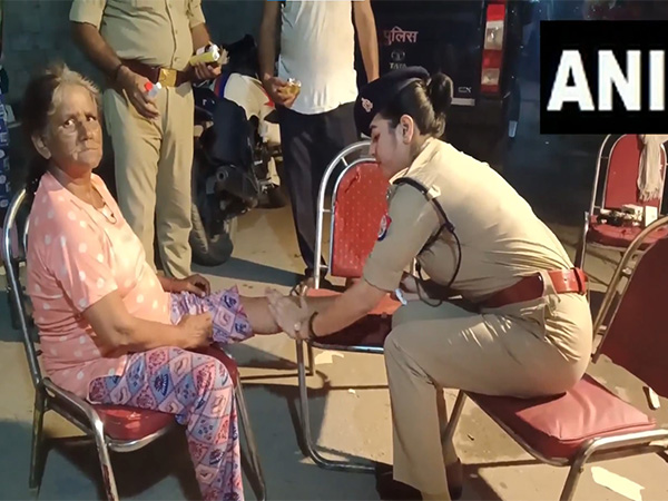 CO Rishika Singh with a Kanwar Yatri (Photo/ANI)