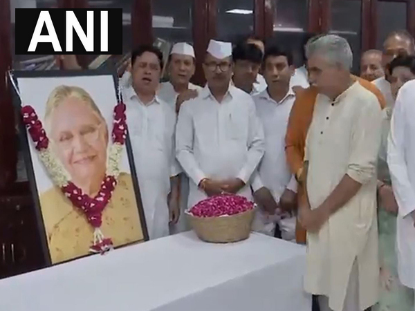 Congress workers pay tribute to former Delhi CM Sheila Dikshit on her death anniversary (Photo/ANI)