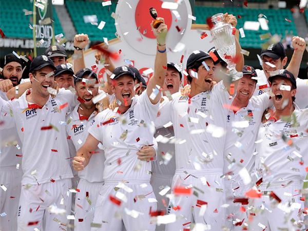 Team England with the Ashes urn in 2011. (Photo: @ICC)