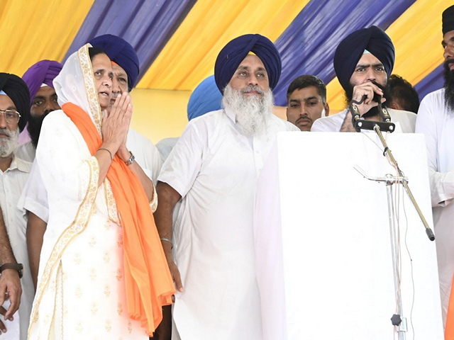 Azad Group chief Sukhwinder Kaur Randhawa at rally in Tarn Taran (Photo/@officeofssbadal) Azad Group chief Sukhwinder Kaur Randhawa at rally in Tarn Taran (Photo/@officeofssbadal)