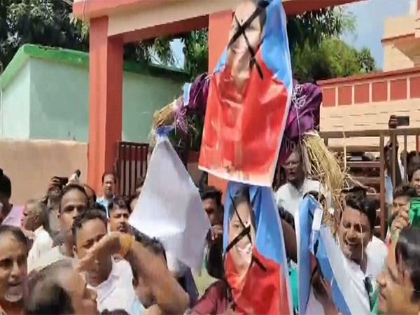 Bjd Hold Protest Over Demanding Immediate Arrest Of All The Accused & Burn The Effigy Of Odisha Deputy CM Pravati Parida  (Photo/ANI)