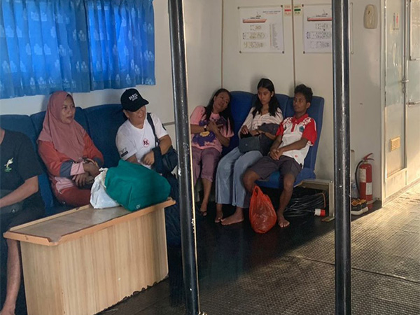 Passengers evacuated using the KN SAR Bima belonging to Basarnas (Image: X@SAR_NASIONAL)