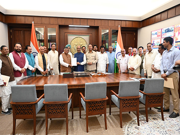 MPs submit memorandum to LS Speaker (Photo/ANI ) MPs submit memorandum to LS Speaker (Photo/ANI )
