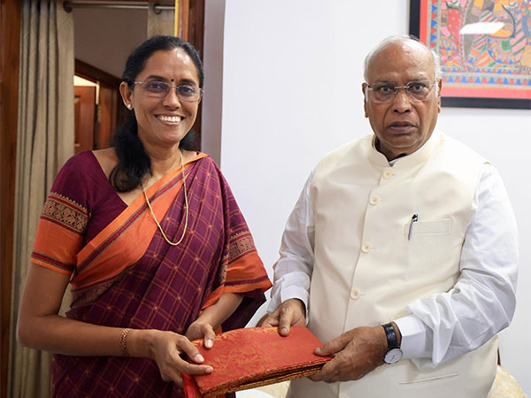 Congress MP S Jothimani with party chief Mallikarjun Kharge (Photo Credit: X/@jothims)