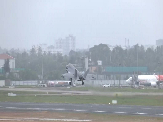 F-35 aircraft taking off from Thiruvananthapuram International Airport (Photo/ ANI)