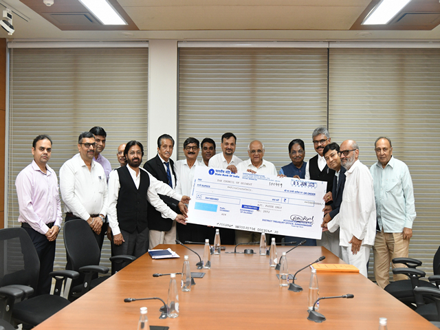 Gujarat CM Bhupendra Patel presents cheque worth Rs 5 crore for Lawyers' Welfare Fund (Photo/Gujaratcmo)