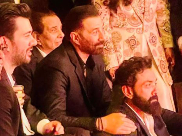 Sunny Deol with family members (Photo/Instagram@iamsunnydeol)