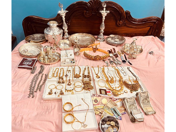 Gold ornaments, cash, watches and other articles were found in the residence of Maruthi Bagli (Photo/ Karnataka Lokayuktha) Gold ornaments, cash, watches and other articles were found in the residence of Maruthi Bagli (Photo/ Karnataka Lokayuktha)