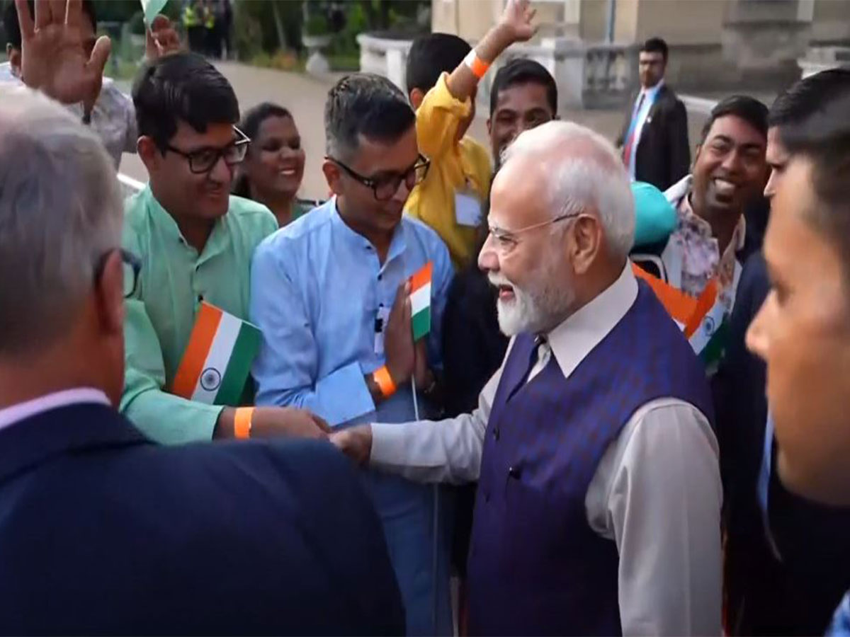 Prime Minister Narendra Modi was welcomed and greeted by the members of the Indian Diaspora in London (Photo/ANI) Prime Minister Narendra Modi was welcomed and greeted by the members of the Indian Diaspora in London (Photo/ANI)