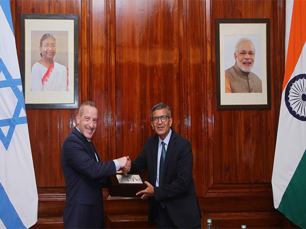 Defence Secretary Rajesh Kumar Singh with Director General, Israel Ministry of Defence Major General (Res) Amir Baram (Photo/ Ministry of Defence) 