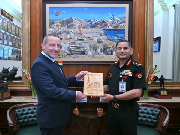 Director General, Israel Ministry of Defence Major General (Res) Amir Baram with COAS General Upendra Dwivedi (Photo/ X@adgpi)