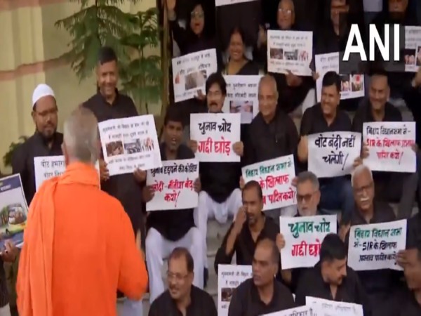 Opposition leaders protest against SIR outside Bihar Assembly (Photo/ANI)