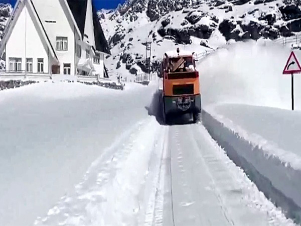 Border Roads Organisation (BRO) clearing the thick layer of snow from Sherathang of Nathu La (File Photo/ANI)