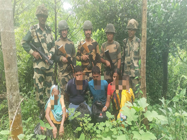 BSF personnel nab five Bangladeshi nationals (Photo/BSF)