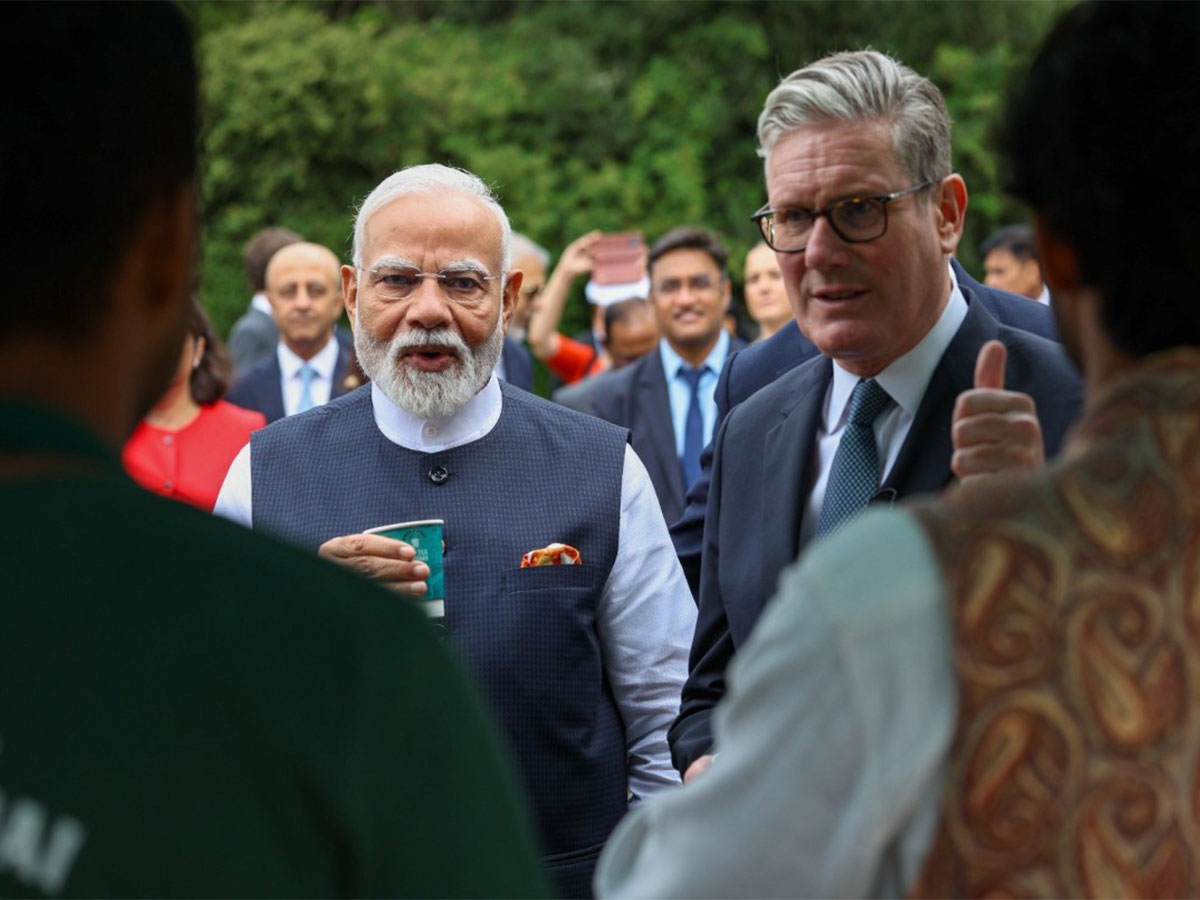 Prime Minister Narendra Modi shares ‘Chai Pe Charcha’ with UK PM Keir Starmer at Chequers, strengthening India-UK ties (Image: X/@narendramodi)