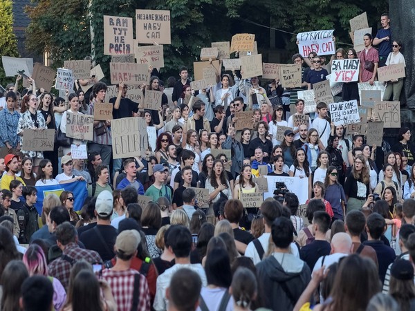 Protests erupt in Ukraine over anti-graft agency crackdown (Source: Reuters) Protests erupt in Ukraine over anti-graft agency crackdown (Source: Reuters)