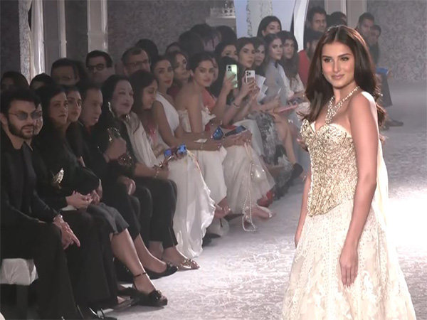 Veer Pahariya in background as Tara Sutaria walk (Photo/ANI)