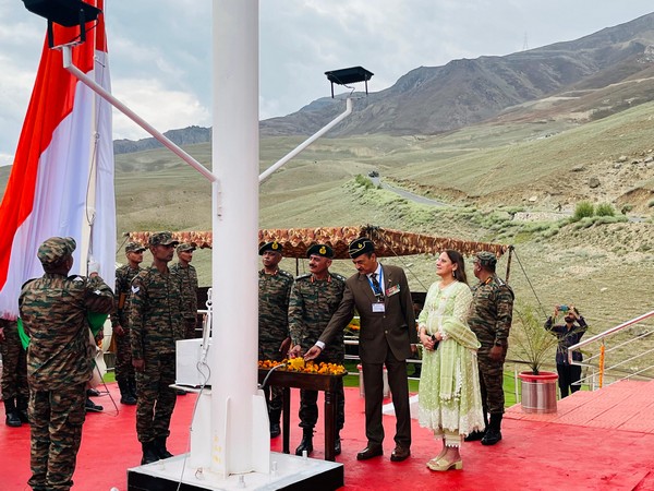 Indian Army hoists 72-feet high Tricolour in Drass (Photo/ANI) Indian Army hoists 72-feet high Tricolour in Drass (Photo/ANI)