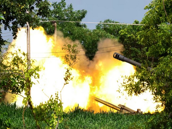 A Thailand's mobile artillery unit fires towards Cambodia's side (Photo/Reuters)