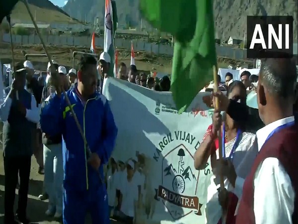 Union Ministers pay tribute in Drass, Kargil on the ocassion of Kargil Vijay Diwas. (PhotoANI)